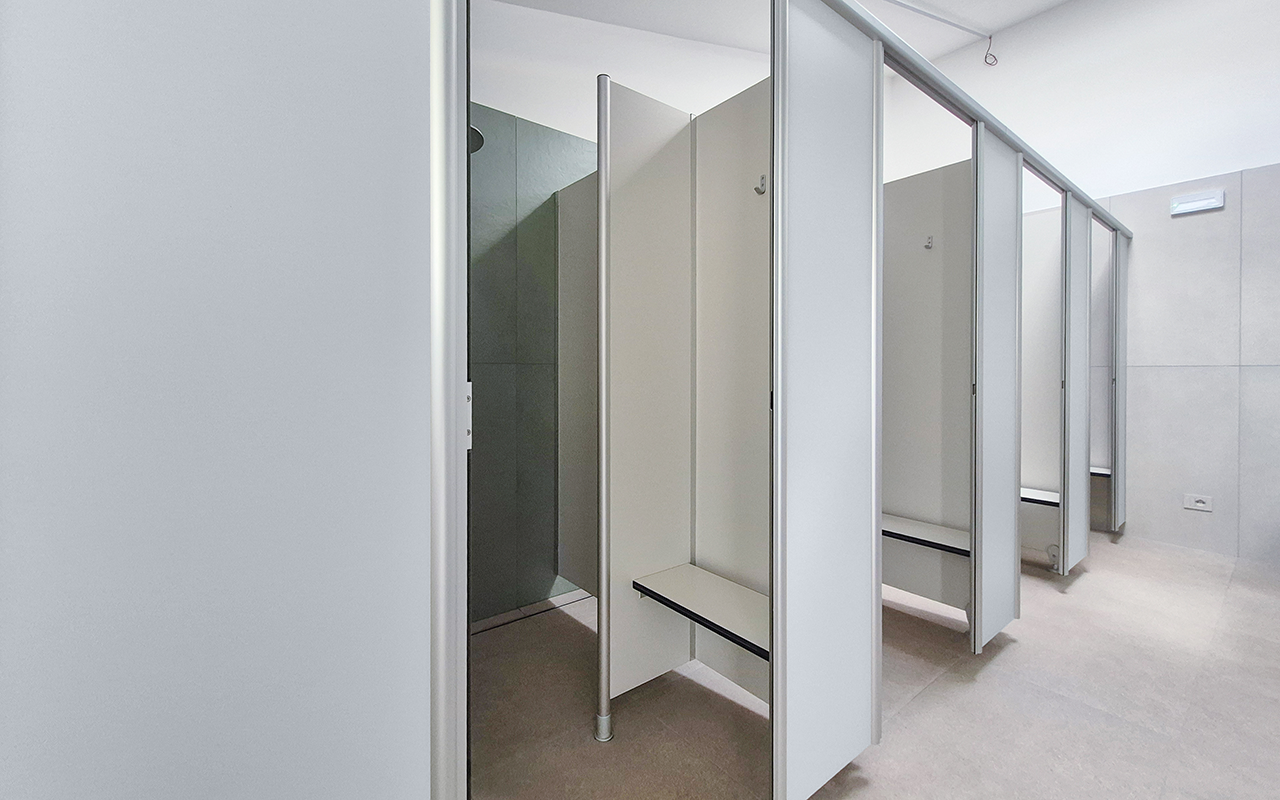 Cabine doccia singole con zona spogliatoio integrata, tipo VK13 JUMP.