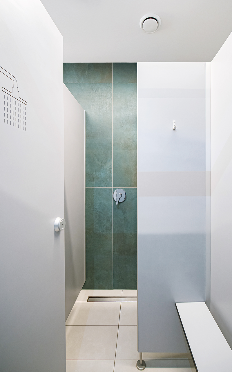 Cabina doccia singola tipo EF-3 con area spogliatoio integrata.