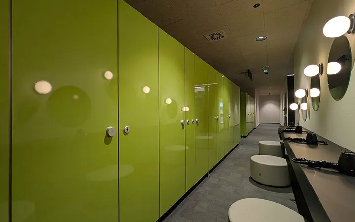 Spogliatoio tipo EF-3 WK: consiste di elementi a sandwich da 36 mm con rivestimento in HPL da 3 mm su entrambi i lati, superficie a filo parete.