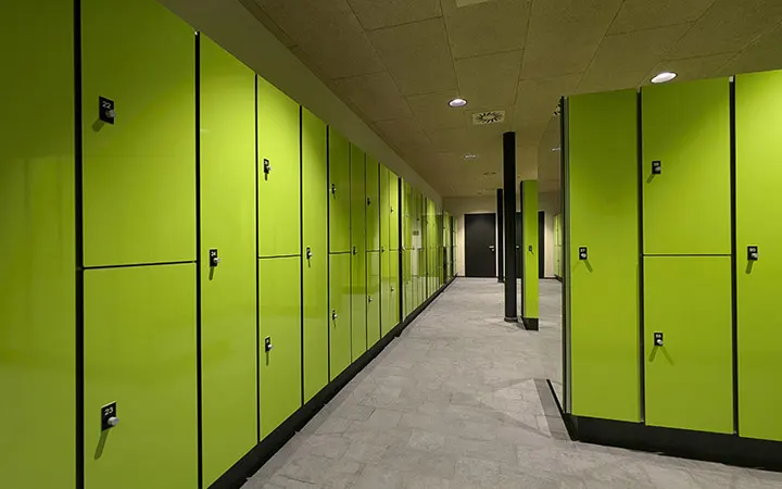 GVKF13 - realizzato completamente in HPL impermeabile, adatto ad aree umide e asciutte, anta a filo