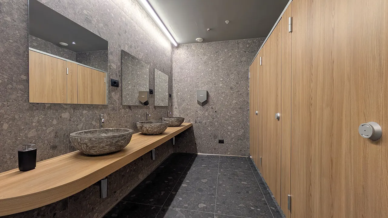 Salewa Cubo a Bolzano. 
Pareti divisorie per WC EF-3 Tipo 1